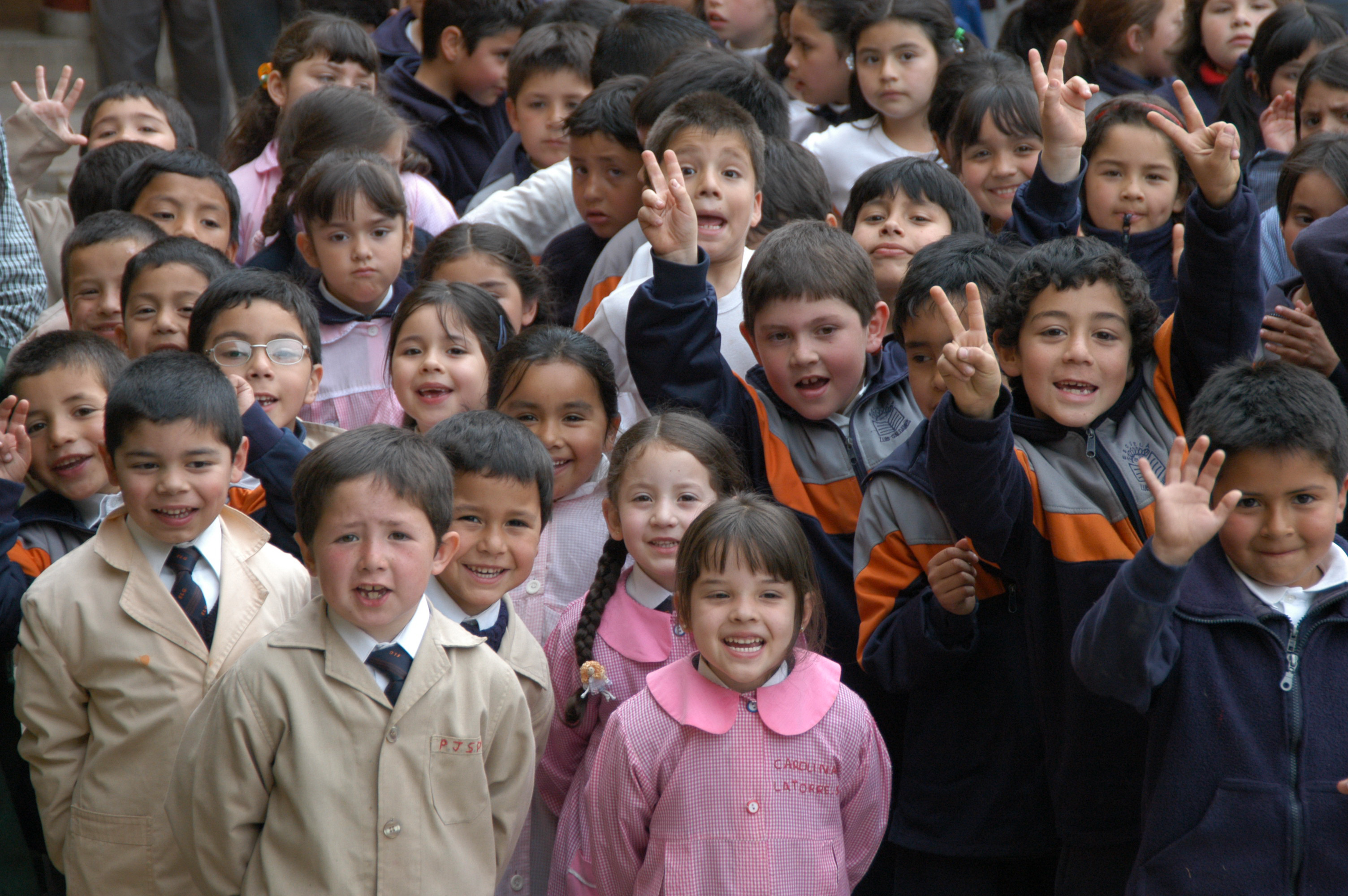 Imagen de varios alumnos de educación básica sonriendo.