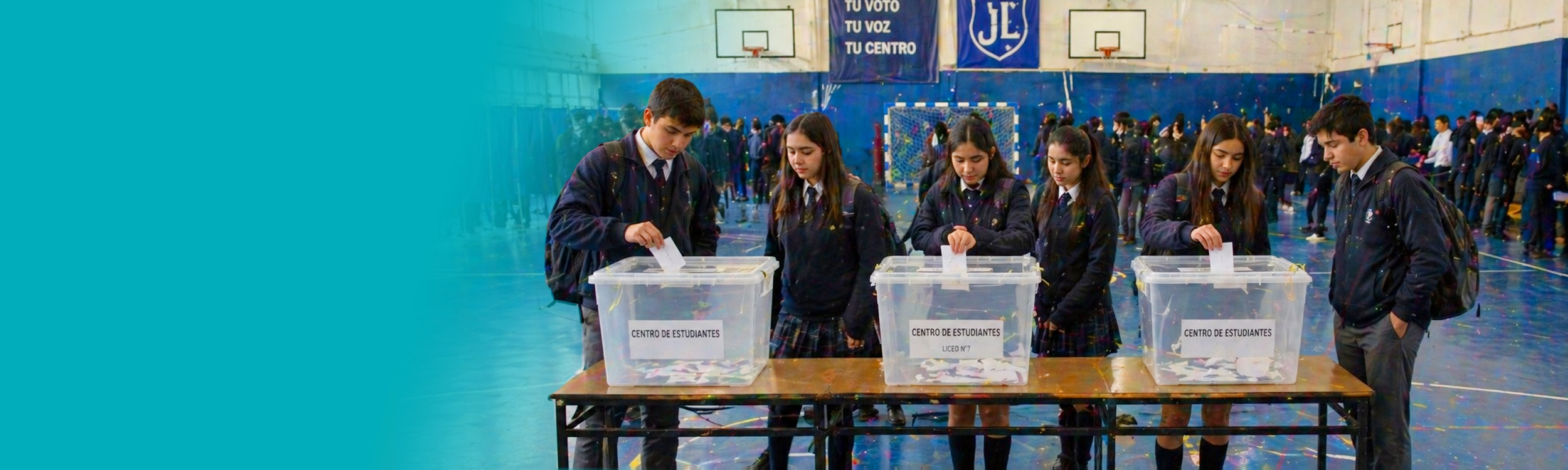 Grupo de estudiantes participando en una votación escolar.