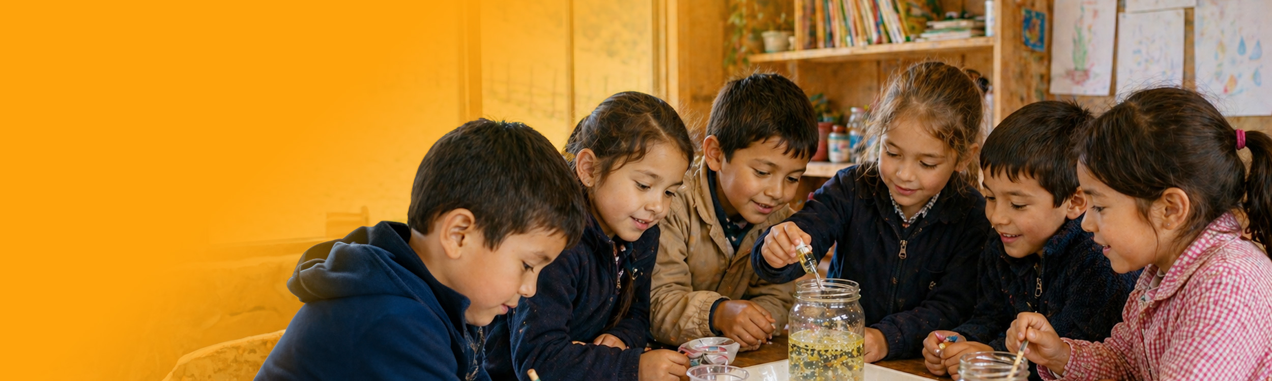 Fotografía de niños y niñas trabajando en equipo.