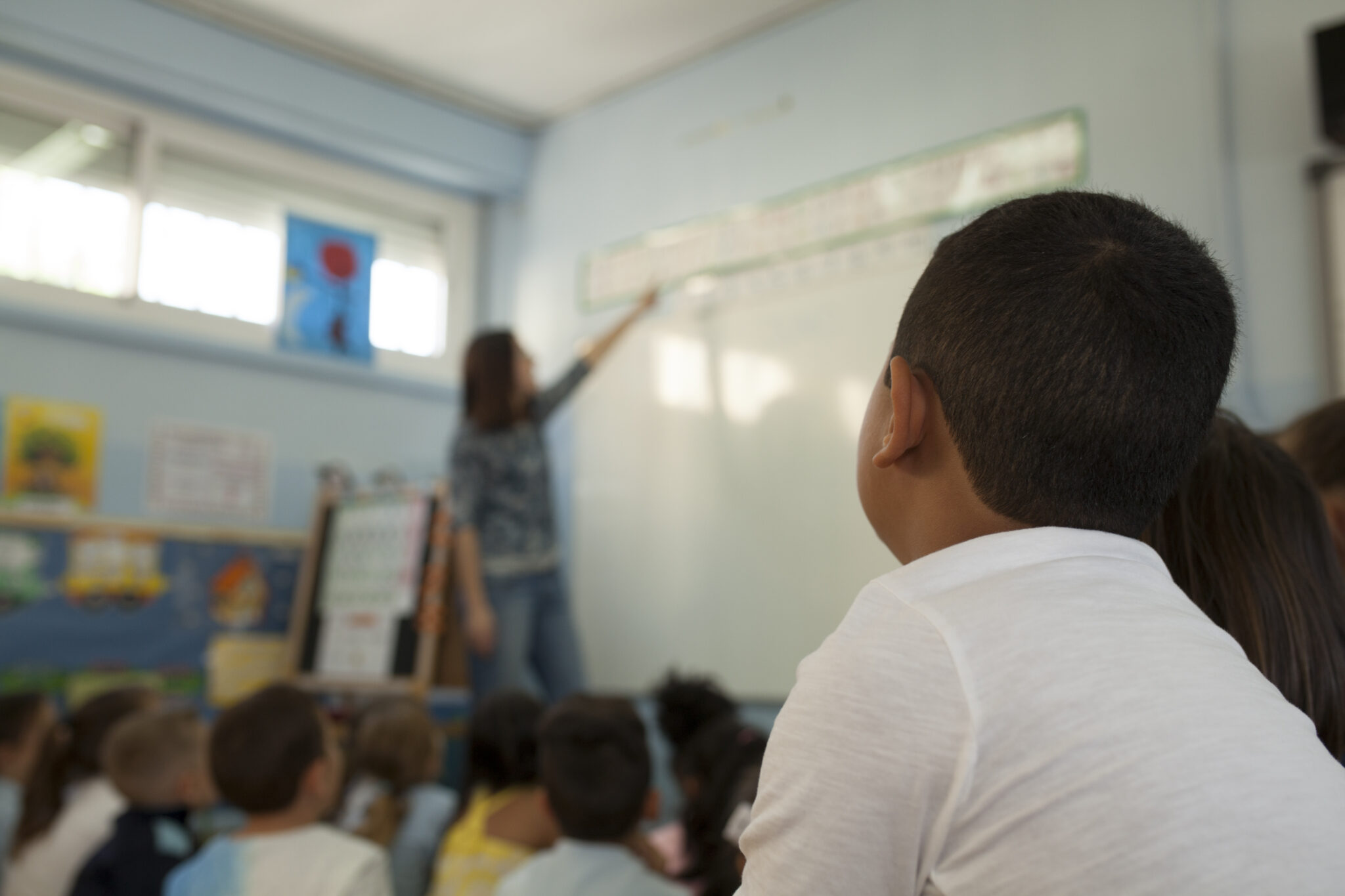 Estudiantes escuchando a su profesora en el aula