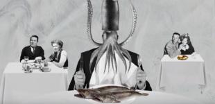 imagen de ficción de un ser humano con cabeza de jibia comiendo un pescado