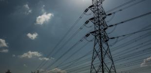 Torres de alta tensión unidas por cables