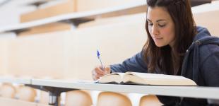La imagen muestra a una estudiante leyendo y escribiendo un texto