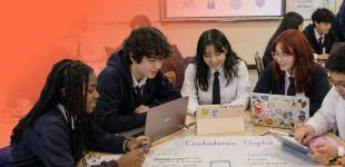 Grupo de estudiantes de educación media trabajando en conjunto, utilizando computadores y tablets.