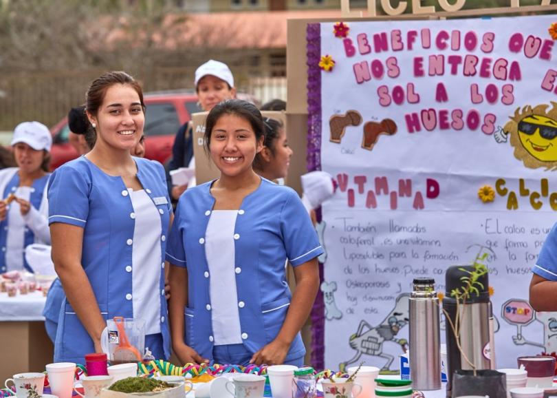 Estudiantes del Liceo Pablo Neruda de Arica en feria solar