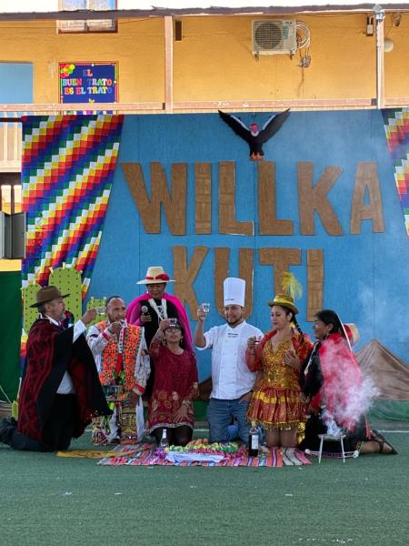 Rogativa Escuela Básica La Tirana: Chely Samit, penúltima a la derecha vestida de morenada.