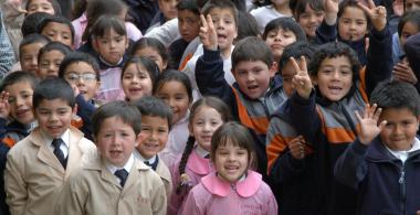 Imagen de varios alumnos de educación básica sonriendo.