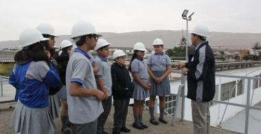 Profesor explicando los paneles solares a sus estudiantes.