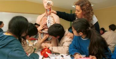 Profesora de ciencias con sus estudiantes