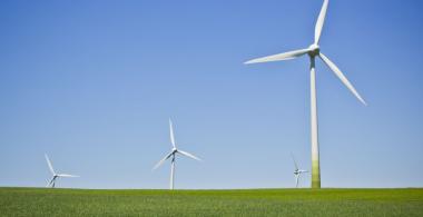 La imagen muestra unas turbinas que se activa por energía eolica