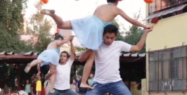 Estudiantes bailando en un festival de su escuela