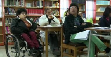 Apoderados y docentes en una clase para todos