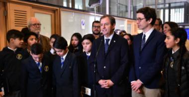 Fotografía del ministro de Educación, Gerardo Varela y estudiantes.