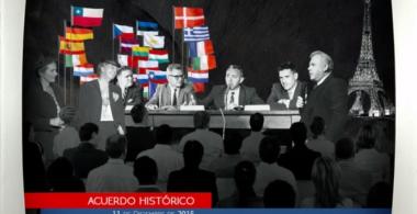 Imagen que muestra una pantalla de televisión de un noticiero con distintos personajes y banderas del mundo. La torre Eiffel aparece como referencia del acuerdo de París.