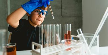 Niño realizando un experimento con tubos de ensayo