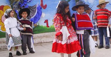 Pareja de estudiantes bailando cueca,