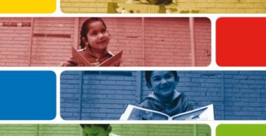 Imagen que muestra a 4 diferentes niños sonriendo con libros en las manos