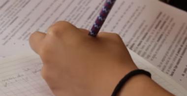 La imagen muestra la escritura de un texto