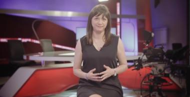 Imagen de la periodista Mónica Pérez en un set de televisión.