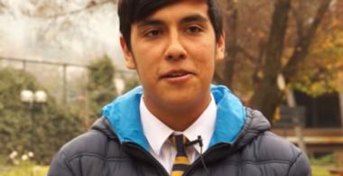 La imagen muestra un estudiante explicando el Aprendizaje Basado en Proyectos