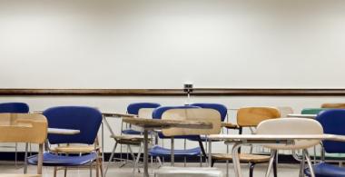 La imagen muestra una sala de clases vacía