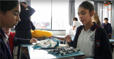 Niñas trabajando en proyectos