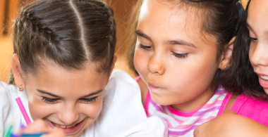Imagen de niños coloreando