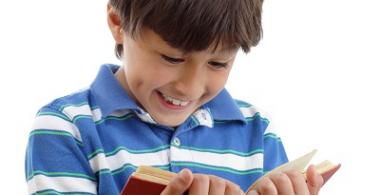 Niño leyendo un libro