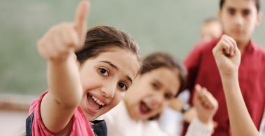tres estudiantes con actitud positiva y sonriente