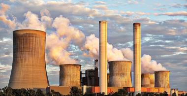 grandes tubos de concreto expeliendo humo