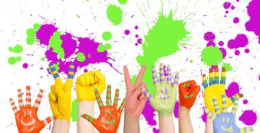 Manos pintadas de diversos colores