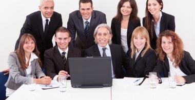 grupo de adultos trabajando