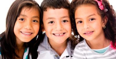 Tres niños sonriendo