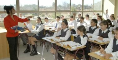 profesora se dirige a estudiantes
