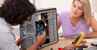 Estudiantes trabajando en un computador
