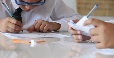 Niños estudiando