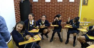 Niñas sentadas en círculo conversando