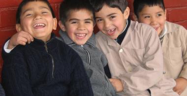 cuatro niños sonríen 