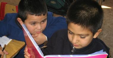 Niños leyendo