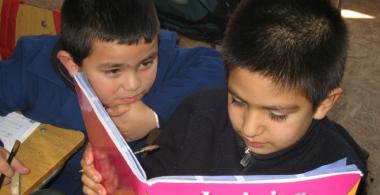 Niños leyendo