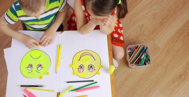 Niño y niña dibujando emociones