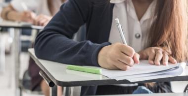 Niña rindiendo una evaluación