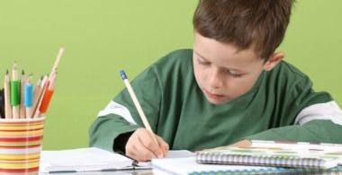 niño escribiendo con lápiz y papel