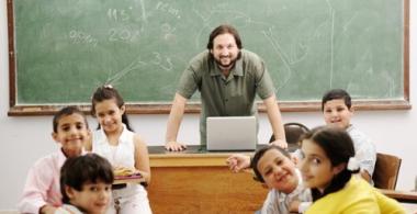 niños en sala de clases con profesor