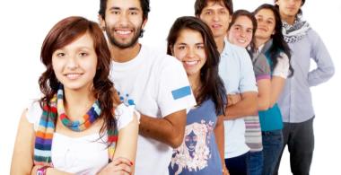 Jóvenes de pie sonriendo