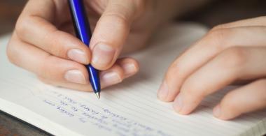 Persona escribiendo