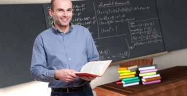 Profesor con libro