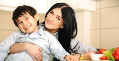 Madre con hijo en brazos