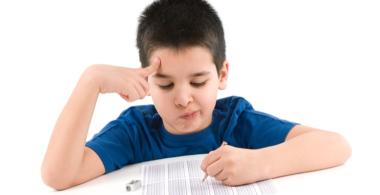 Niño escribiendo