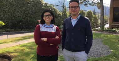 Mujer y hombre sonríen en un parque